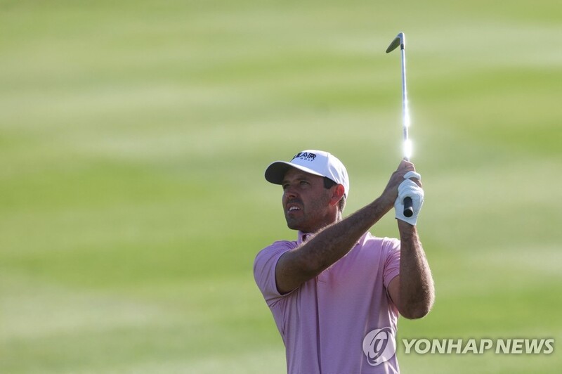 슈워츨, LIV 골프 개막전 2R도 선두…존슨 5위·미컬슨 26위