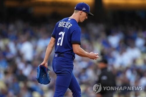커쇼 돌아오자 뷸러 부상 이탈…엇박자 난 다저스 마운드