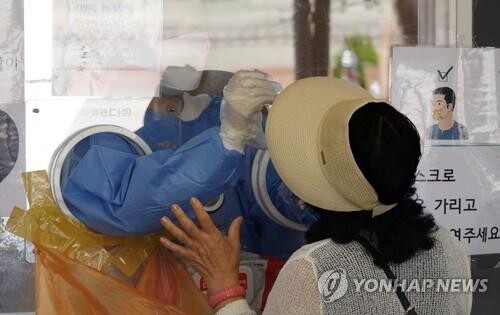 (LEAD) S. Korea's new COVID-19 cases drop to 5-month low
