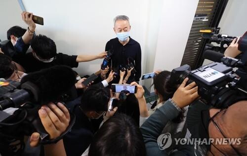 Court holds hearing to decide on ex-Industry Minister Paik's arrest