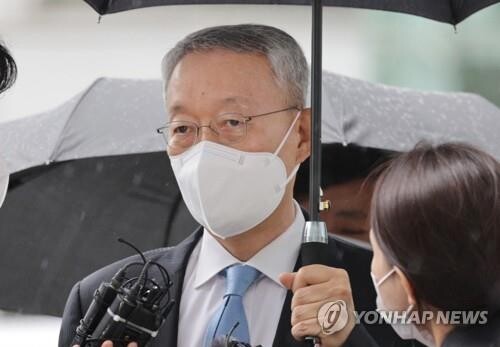 (LEAD) Court holds hearing to decide on ex-Industry Minister Paik's arrest