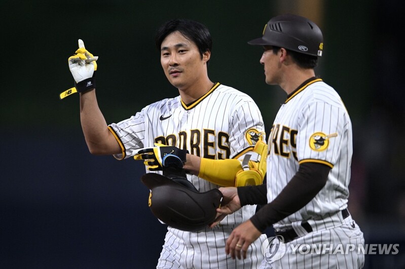 포수 실책→번트 안타…김하성, 잃었던 안타 되찾아