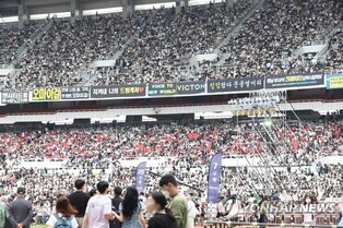 K-pop stars performs at 'Dream Concert' held offline in 3 yrs