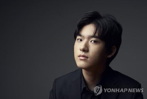 (LEAD) S. Korean Pianist Lim Yunchan wins top prize in Van Cliburn int'l competition