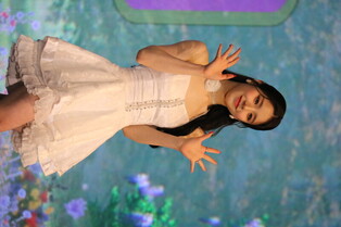 LOONA's individual photos from media showcase held for 'Flip That'