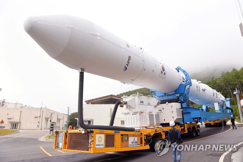 (LEAD) S. Korean space rocket positioned at launch pad ahead of 2nd launch