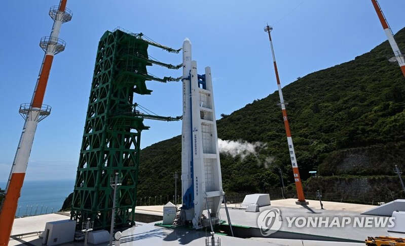 (LEAD) S. Korea prepares to launch homegrown space rocket after failed attempt last year