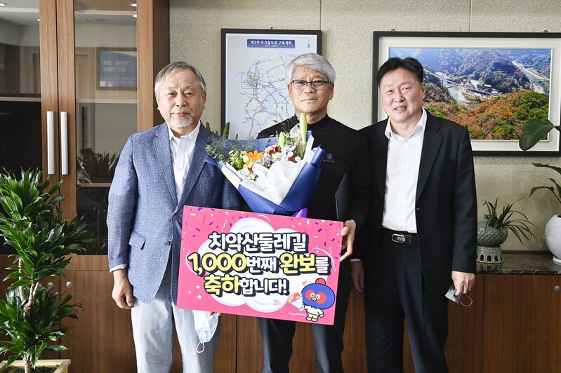 '개통 1년' 치악산 둘레길 140㎞ 완보한 1천 번째 주인공 나와