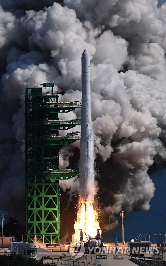 (3rd LD) S. Korea launches homegrown space rocket after failed attempt last year