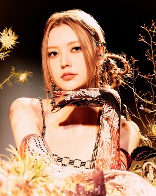 IRRIS' Nina drops teaser image for 'WANNA KNOW'