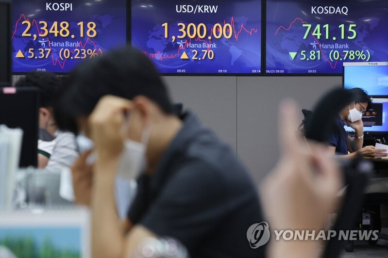 (3rd LD) S. Korean currency hits 13-yr low against dollar on global recession woes