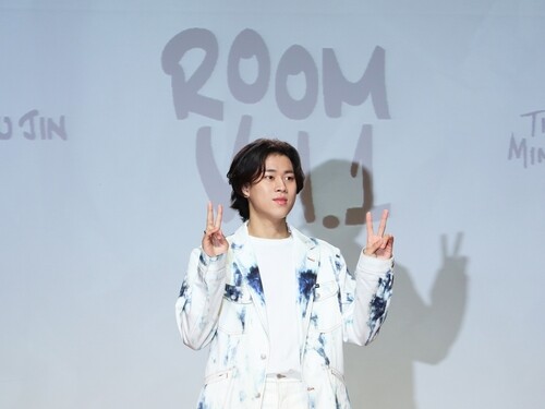 Singer Lee Mu-jin drops first EP since debut