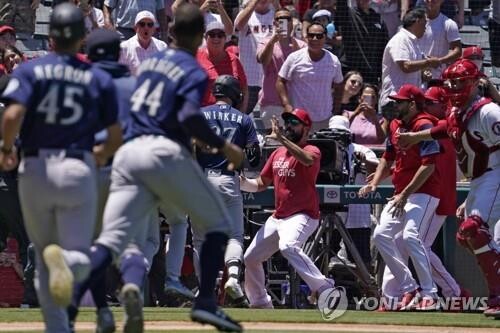 MLB 시애틀-에인절스, 집단 난투극으로 8명 퇴장