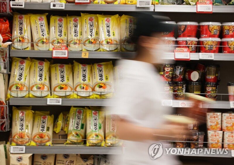 4 out of 10 firms in S. Korea experience raw materials price hikes higher than 20 pct: survey