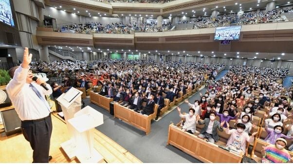 '코로나 포로' 된 미출석 신도 찾기…현장예배 회복 안간힘