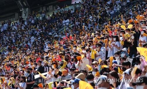 거리두기 해제에 영화·공연 소비 급증…OTT 이용자 줄어