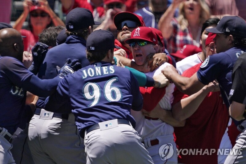 난투극 벌인 MLB 에인절스·시애틀, 총 12명 출장 정지 징계