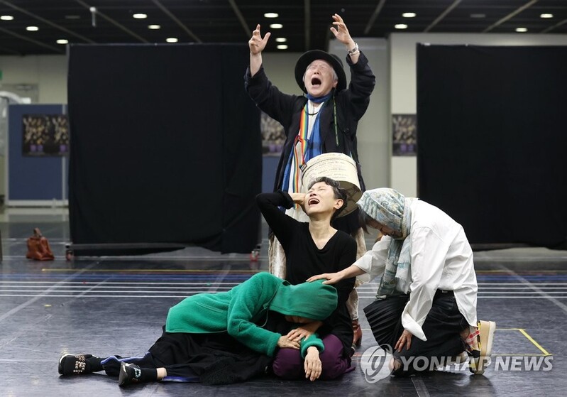 '햄릿' 단역 맡은 노배우들 "일곱마디 대사 매일 5시간 연습"