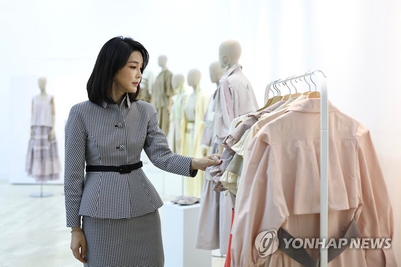 First lady Kim visits Korean cultural center in Madrid
