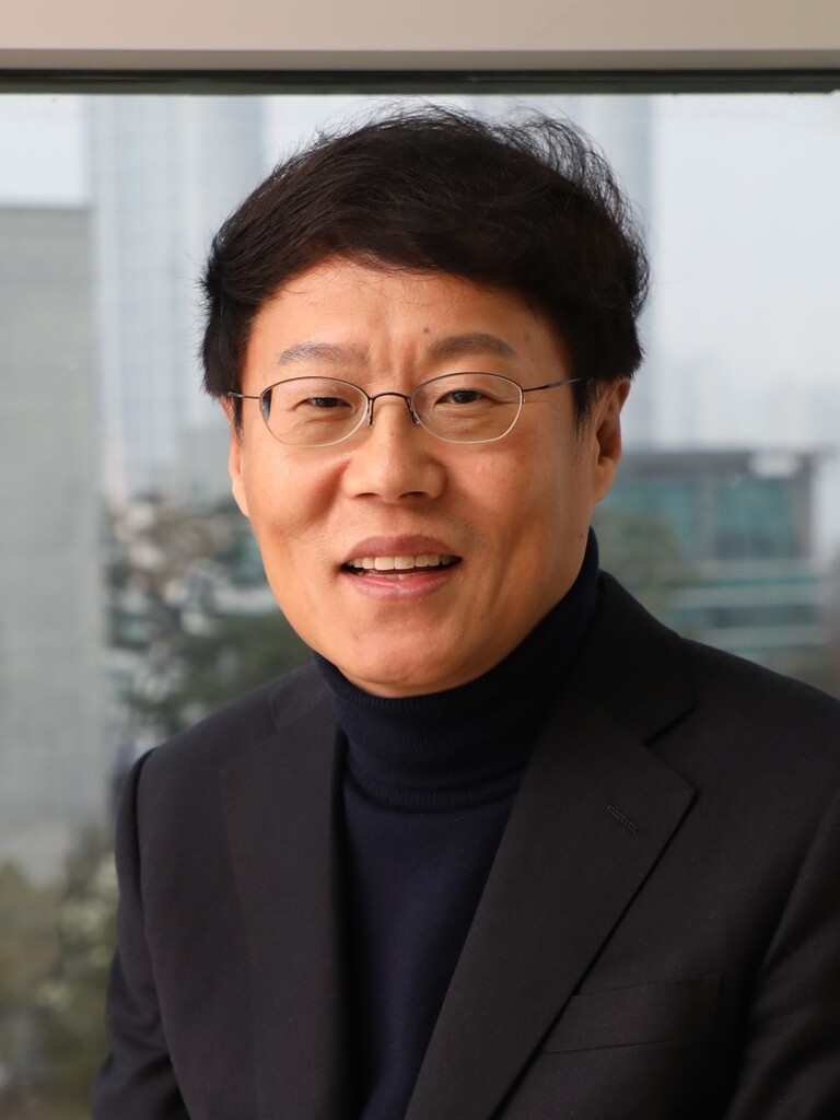 (Yonhap Interview) Talent, gov't support are key to chip industry's success: professor