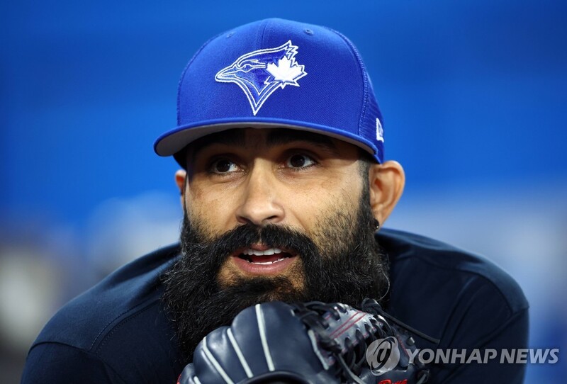 류현진 잃은 토론토, 투수조 맏형으로 로모 영입