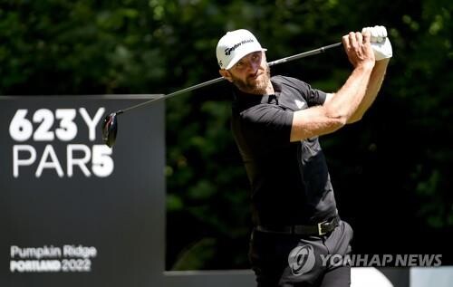 LIV 골프 '간판' 존슨, 2차 대회 2R 공동선두