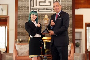 AleXa re-receives American Song Contest trophy through US Embassy in Korea
