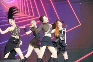 Performance photos of IRRIS at debut showcase for 'Wanna Know'