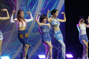 VIVIZ performing 'LOVE LOVE LOVE' at media showcase for 2nd mini album 'SUMMER VIBE'