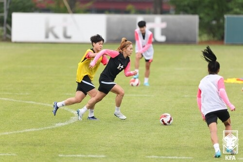(LEAD) S. Korean women open training camp for East Asian football tournament