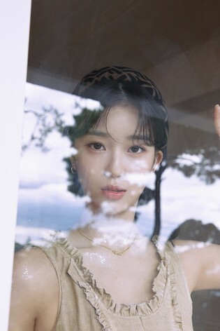 Stacy reveals individual concept photo for upcoming single 'WE NEED LOVE'