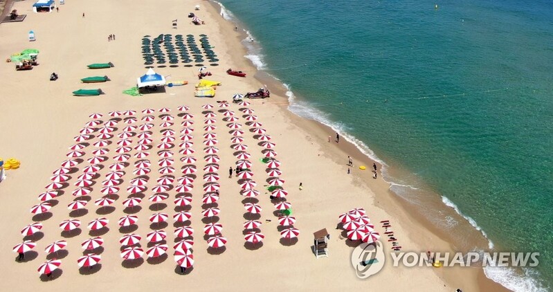 "피서 오세요"…동해안 3년 만에 '노 마스크' 해수욕장 개장