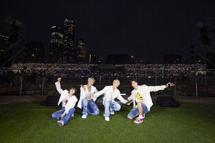 WINNER performs guerrilla concert in Yeouido among 20 thousand audiences