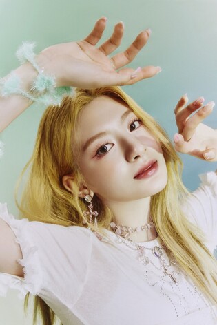 Se-eun's individual concept photos for STAYC's third single album 'WE NEED LOVE' drops