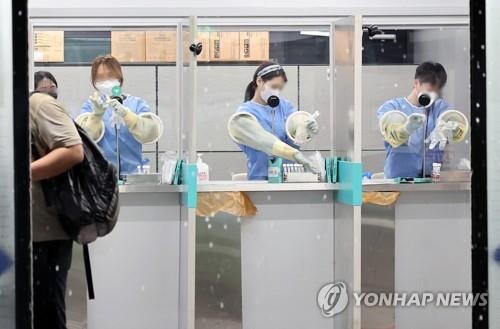 (3rd LD) S. Korea's new COVID-19 cases hit over 40,000 for first time in 2 months