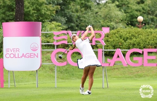 [고침] 스포츠('장타 본색' 윤이나, 파 5홀서만 버디 4개…)