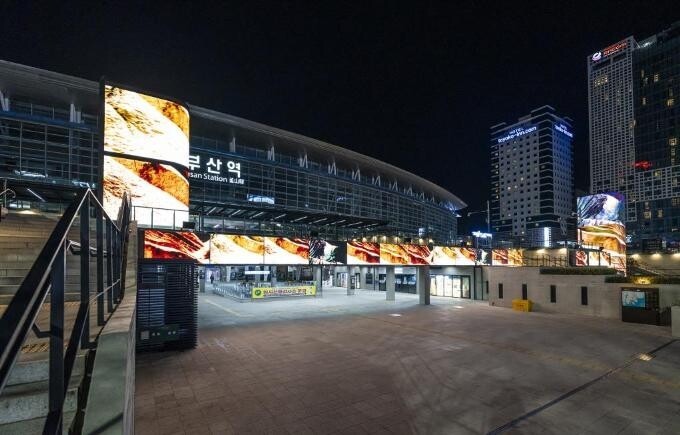 부산역 미디어월에서 연말까지 동시대 작가전 열어