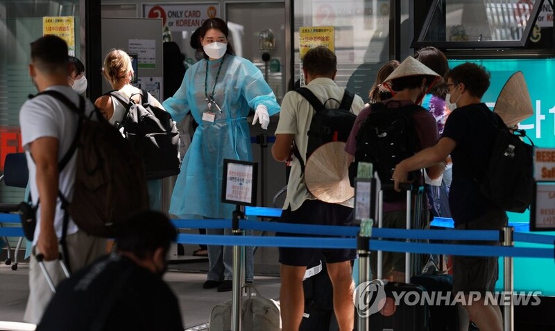 (LEAD) S. Korea's new COVID-19 cases remain high at 40,342