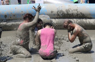 Boryeong Mud Festival draws crowd as it reopens in 3 yrs