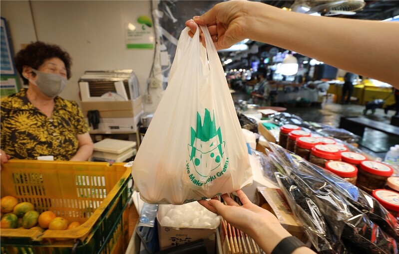 [게시판] 네오플, 제주 동문재래시장 친환경 생분해 봉투 지원사업