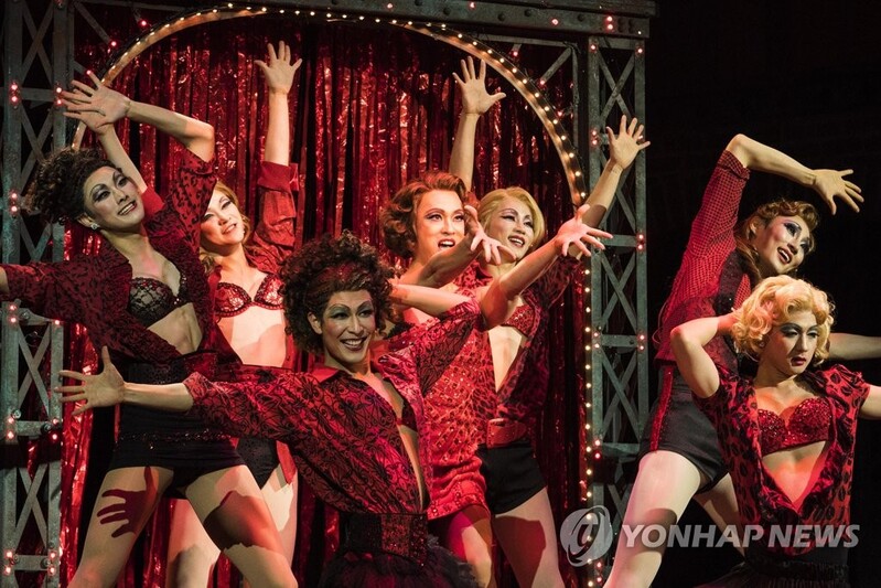 타인의 시선에서 탈피하면 세상은 축제…뮤지컬 '킹키부츠'