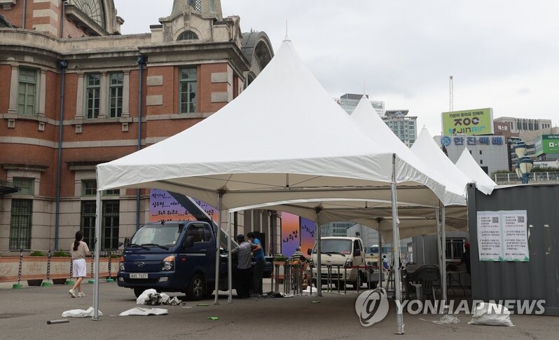 (LEAD) S. Korea's new infections fall below 70,000, remain high on subvariant