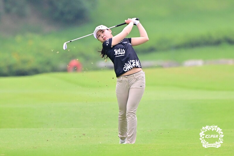 이제영, KLPGA 투어 호반 클래식 2R 단독 선두…2위와 2타 차