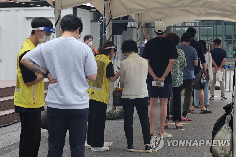 (LEAD) S. Korea reports 68,551 new COVID-19 cases