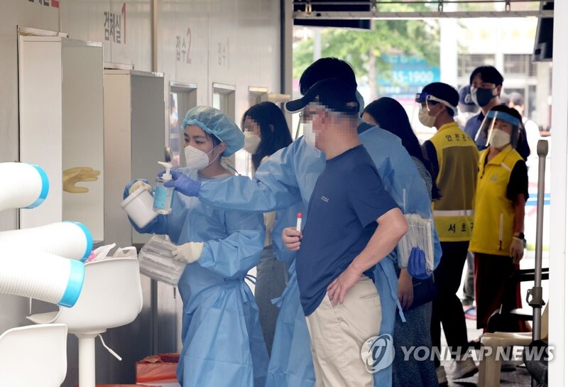 (LEAD) S. Korea's new virus cases under 70,000 for 3rd day, remain high as subvariant spreads