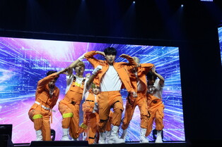 Performance photos of YOUNITE's title song 'AVIATOR' at media showcase for 2nd mini album 'YOUNI-Q'