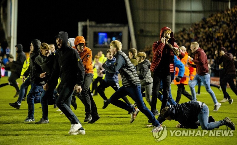 잉글랜드축구협회, 경기장 난입·연막·홍염탄 사용 중징계