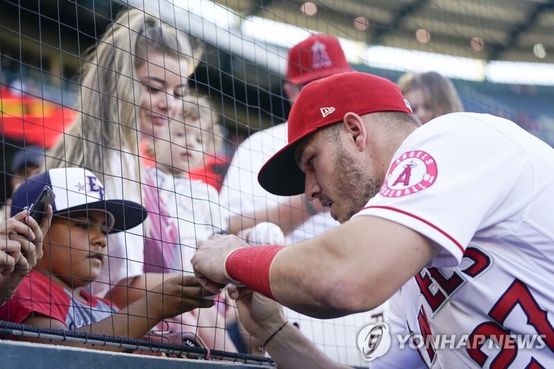 MLB 트라우트, '희귀 척추 질환' 해프닝에 "저 안 끝났어요"