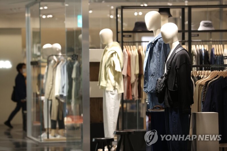 상반기 거리두기 완화에 백화점 판매 호조…대형마트 부진