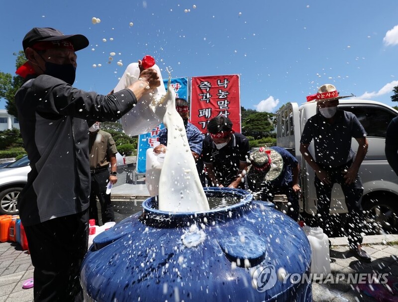 정부 "낙농육우협회와 낙농제도 협의 중단…심각하게 신뢰 훼손"
